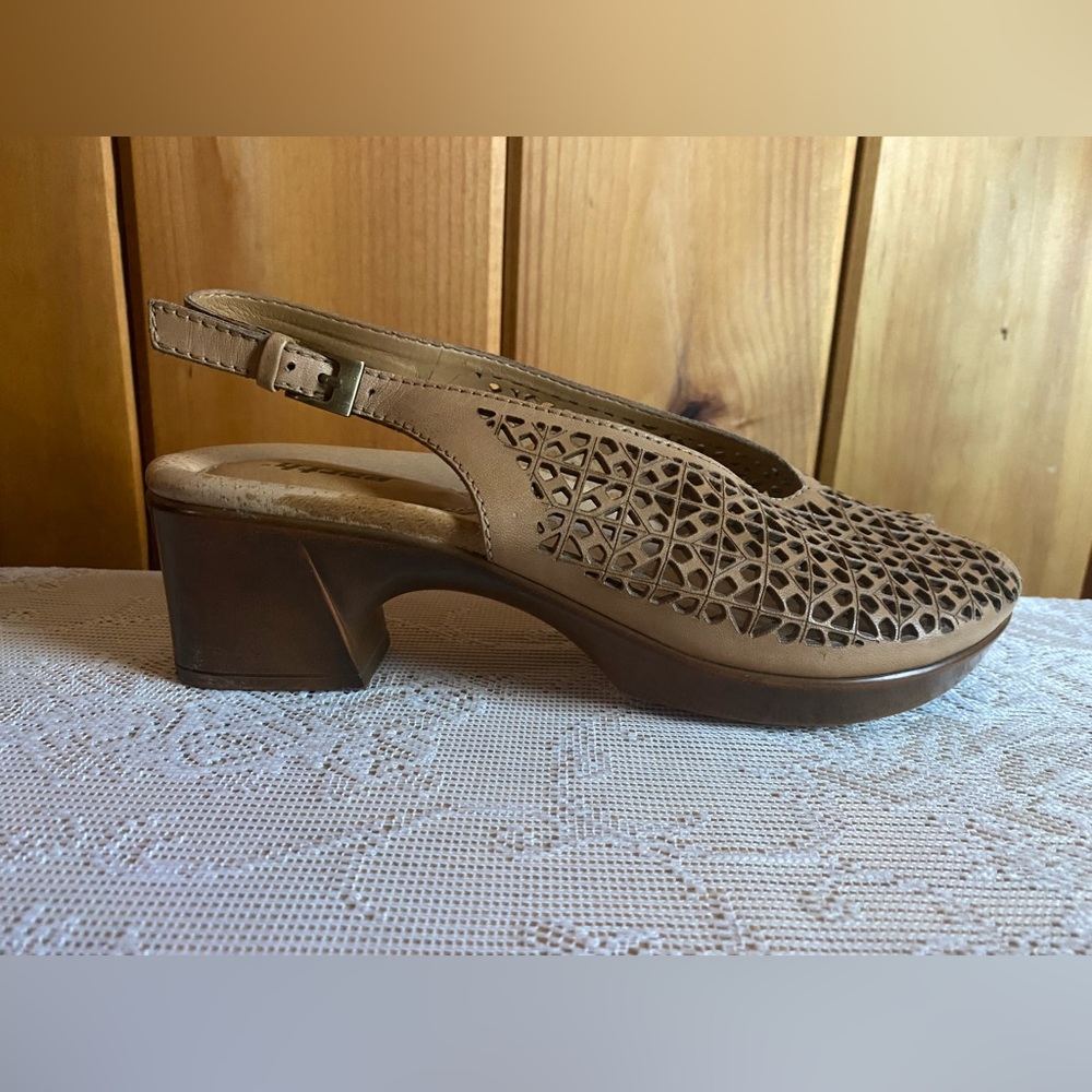 Earth Leather Sandals Tan Size 7.5